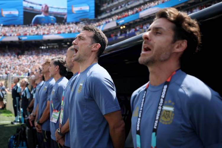 Scaloni hasta las lágrimas: el DT argentino puso en duda su continuidad tras la derrota ante España