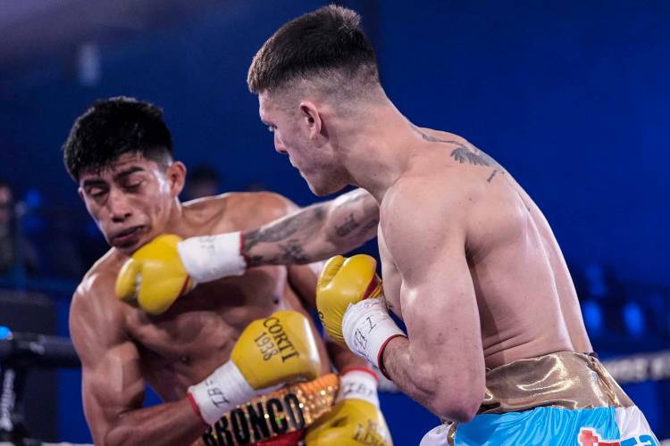 ¨El Rusito¨ sigue siendo el campeón: Alan Crenz retuvo por KO su título latino superligero FIB 
