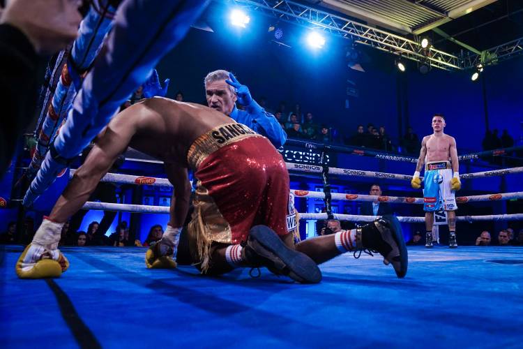 ¨El Rusito¨ sigue siendo el campeón: Alan Crenz retuvo por KO su título latino superligero FIB 