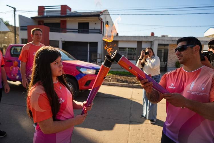 Juegos Suramericanos 2026: la Antorcha llegó a Villa Ocampo y continúa hacia Reconquista