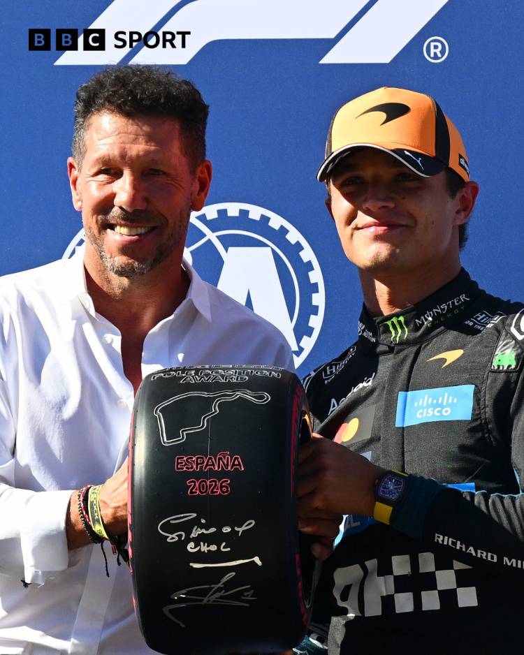 Simeone le entregó el premio por la pole position a Lando Norris en el GP de España