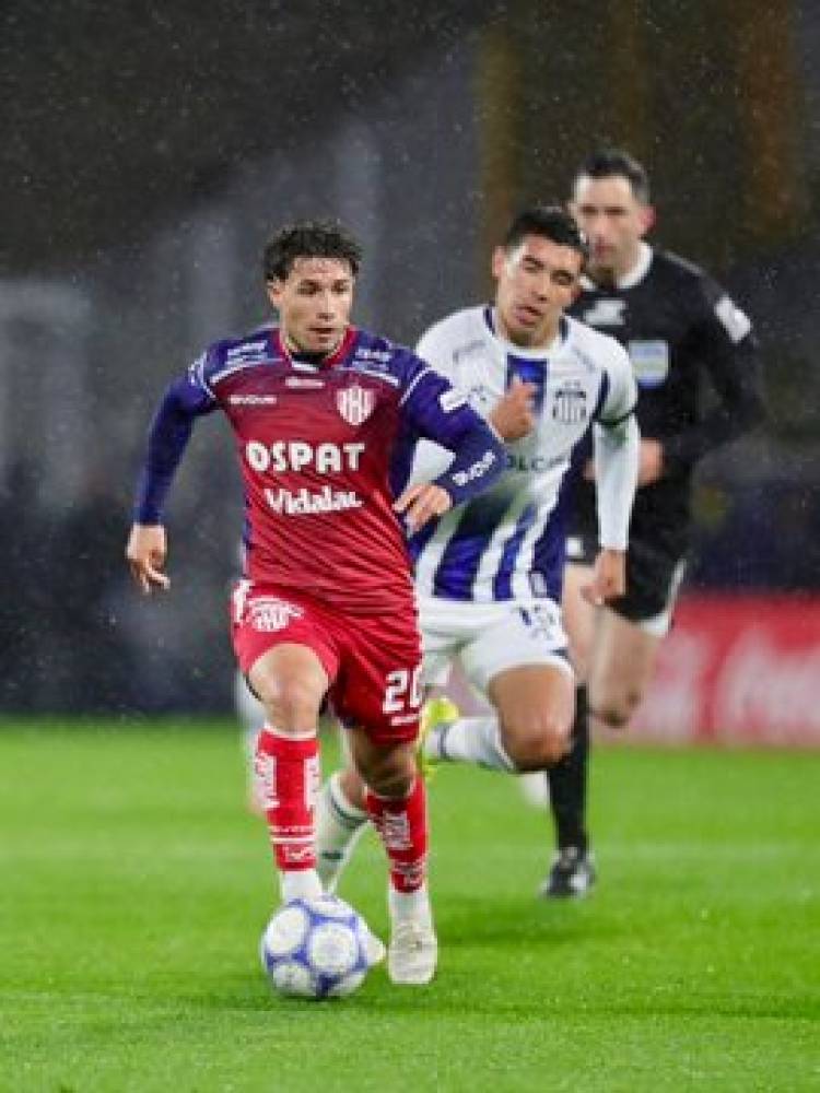 Unión tuvo una noche para el olvido en Córdoba, cayó ante Talleres y quedó lejos de la cima