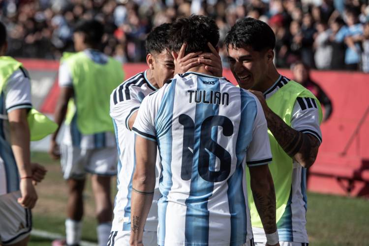  Argentina le empató a Venezuela en el final y se metió en semifinales del fútbol en los Suramericanos